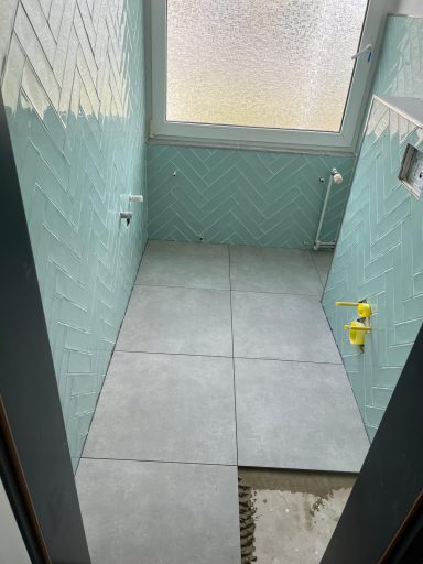 Unfertiges Badezimmer bei dem Fliesen verlegt werden