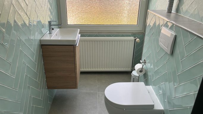 Modernes Badezimmer mit Fliesen