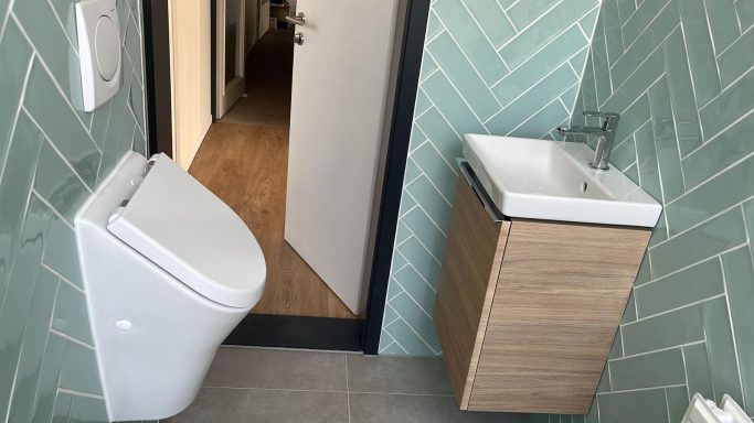 Modernes Badezimmer mit Waschbecken und Stehklo