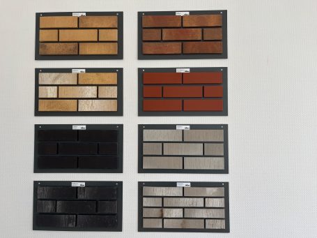 Verschiedene Farbmuster von Klinkerriemchen in Grau und Rottönen