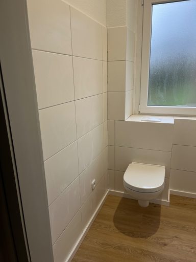 Modernes Bad mit weißen Wandfliesen