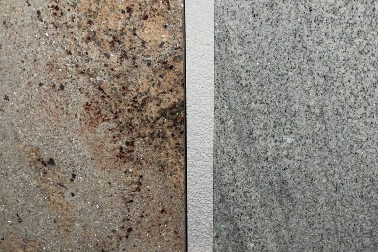 Wand mit zwei Fenstern und verschiedenen Mauerwerktexturen in neutralen Farben.