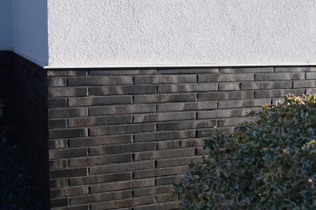 Hausfassade mit dunklem Klinkerriemchen