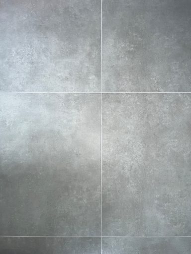 Graue Bodenfliesen in Betonoptik